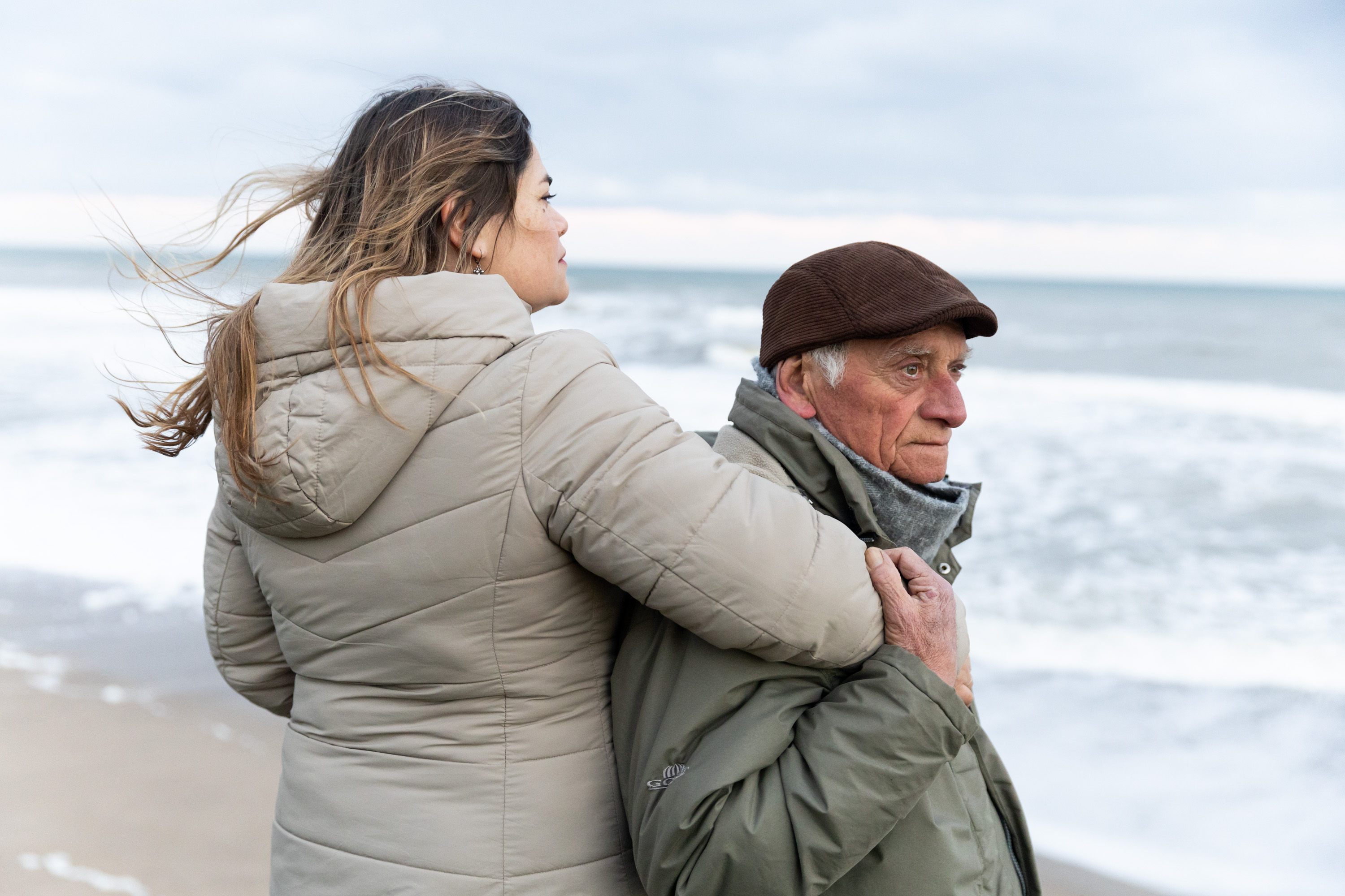 Tony y Cintia, padre e hija, sobre el acantilado y a orillas del mar, piensan qué será de Chapadmalal yel turismo social, al que han dado su vida. ESTRELLA HERRERA Tony y Cintia, padre e hija, sobre el acantilado y a orillas del mar, piensan qué será de Chapadmalal yel turismo social, al que han dado su vida. ESTRELLA HERRERA