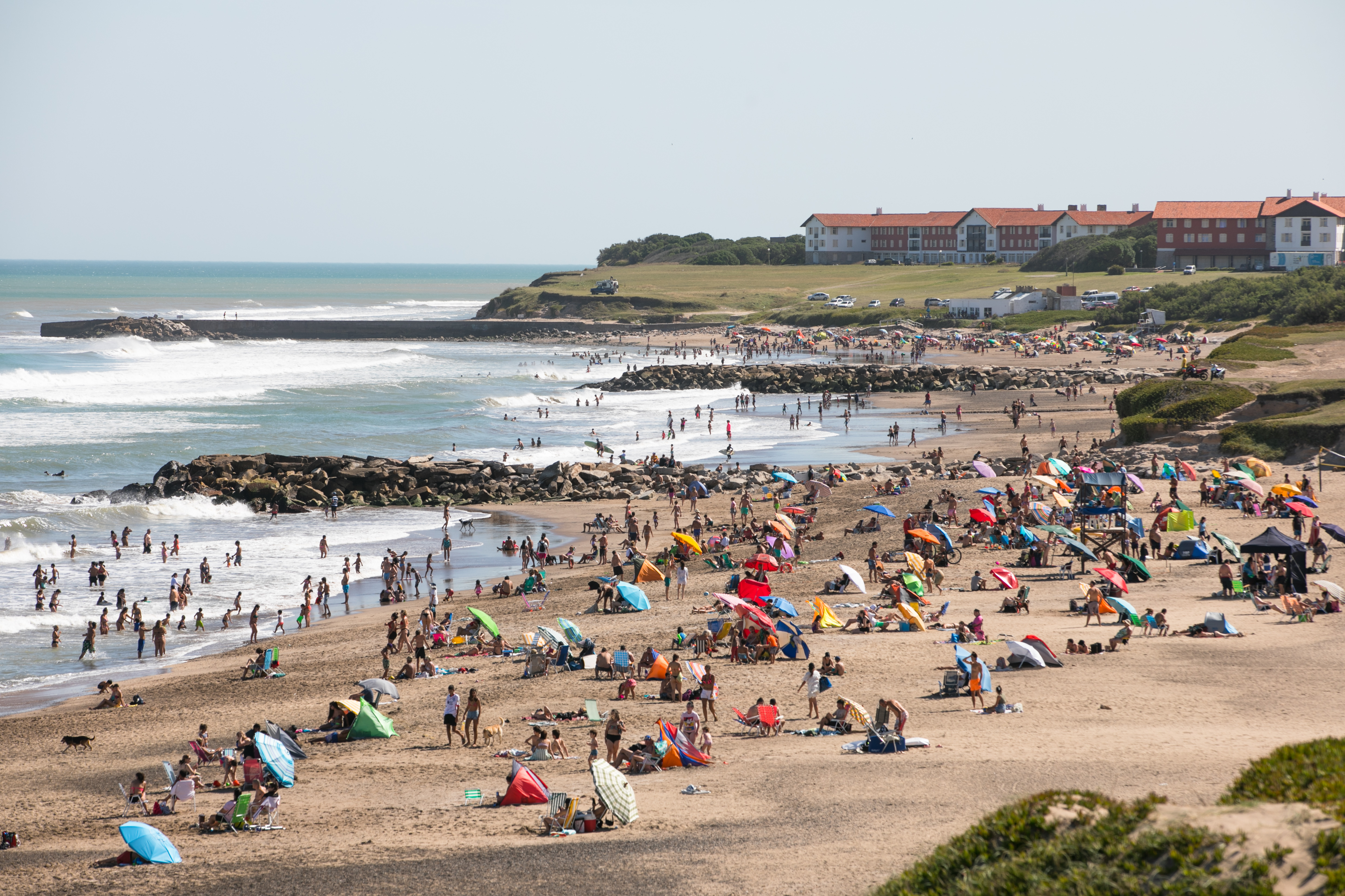 Una vistadesde los acantilados en el verano del 2022, cuando las playas estaban repletas de familias y trabajadores que se alojaban en los hoteles disfrutando de sus vacaciones. ESTRELLA HERRERA Una vistadesde los acantilados en el verano del 2022, cuando las playas estaban repletas de familias y trabajadores que se alojaban en los hoteles disfrutando de sus vacaciones. ESTRELLA HERRERA