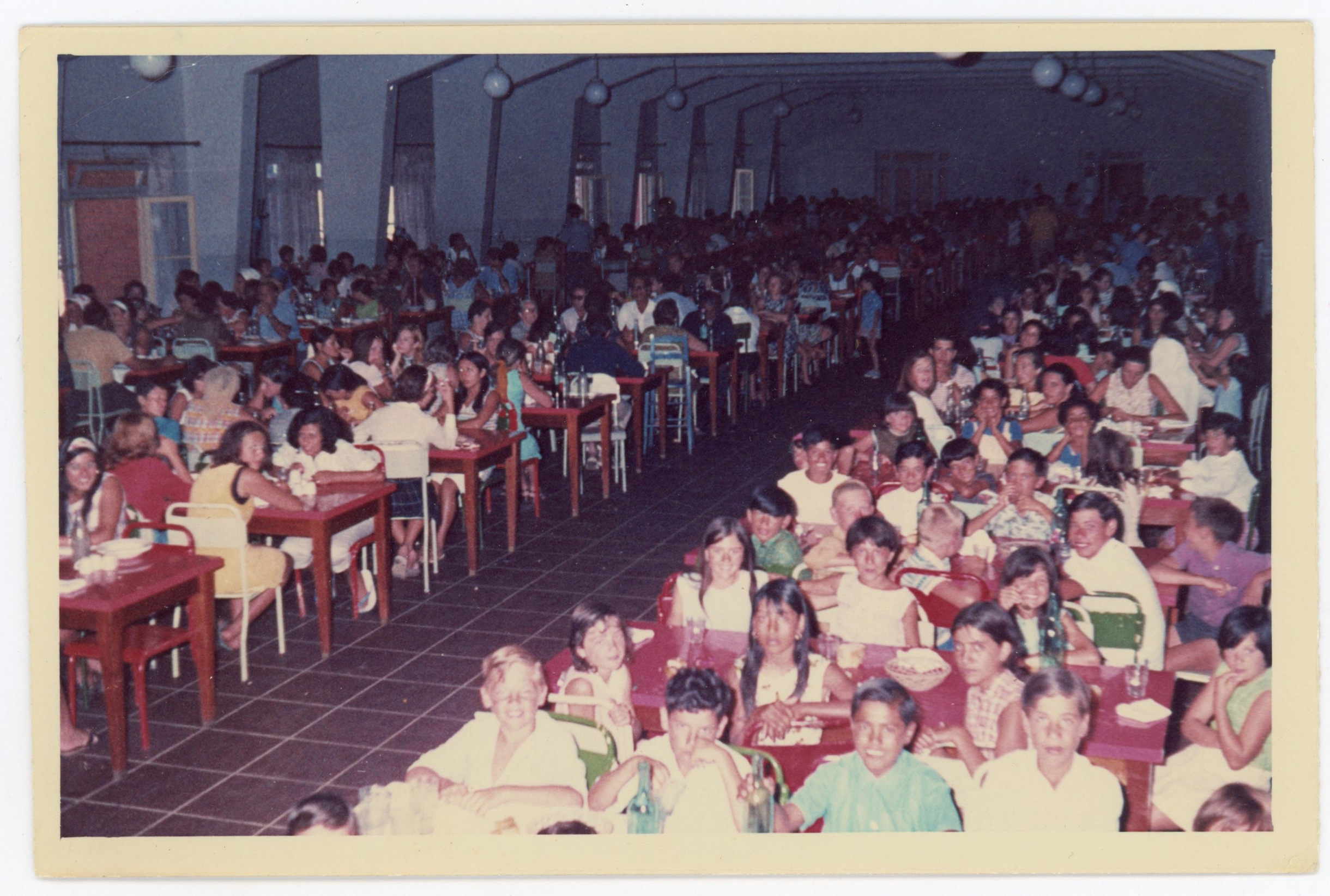 Esta imagen de archivo de los años setenta muestra como los comedores de los hoteles se llenaban en cada una de las comidas. Los hoteles eran con pensión completa y las comidas eran un momento de encuentro entre argentinos y argentinas de distintos lugares del país a lo largo de las mesas. DONACIÓN DE MARISA METRE AL MUSEO EVA PERÓN / ESTRELLA HERRERA Esta imagen de archivo de los años setenta muestra como los comedores de los hoteles se llenaban en cada una de las comidas. Los hoteles eran con pensión completa y las comidas eran un momento de encuentro entre argentinos y argentinas de distintos lugares del país a lo largo de las mesas. DONACIÓN DE MARISA METRE AL MUSEO EVA PERÓN / ESTRELLA HERRERA
