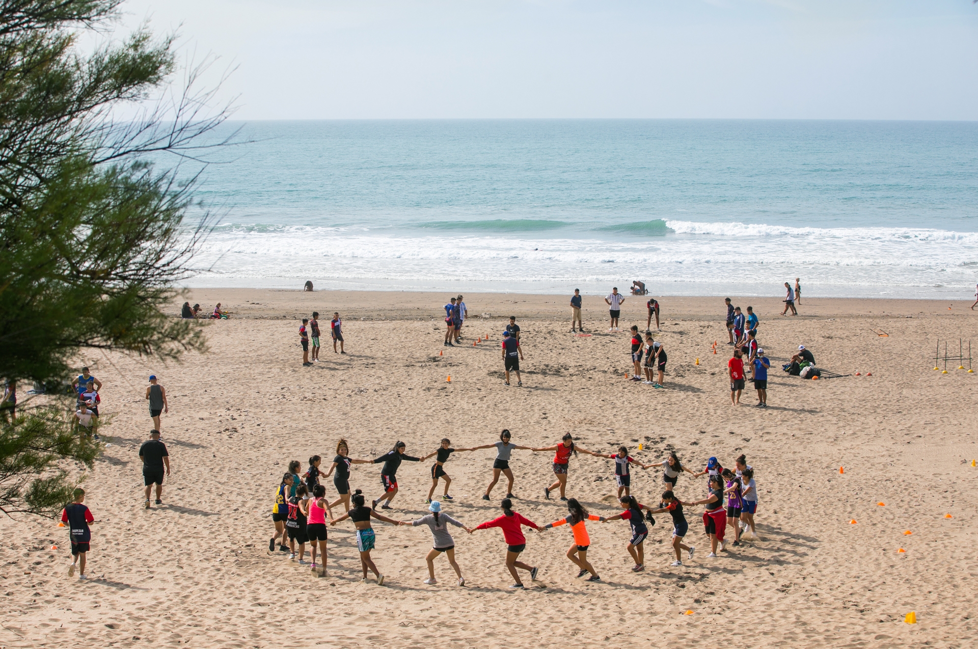 Las playas de Chapadmalal son de las más lindas de la costa bonaerense: anchas, con acantilados y vegetación costera nativa. Por las mañanas, antes de que llegaran los primeros turistas a tomar sol, grupos de chicos y chicas alojados en los hoteles salían a jugar en la arena. ESTRELLA HERRERA Las playas de Chapadmalal son de las más lindas de la costa bonaerense: anchas, con acantilados y vegetación costera nativa. Por las mañanas, antes de que llegaran los primeros turistas a tomar sol, grupos de chicos y chicas alojados en los hoteles salían a jugar en la arena. ESTRELLA HERRERA