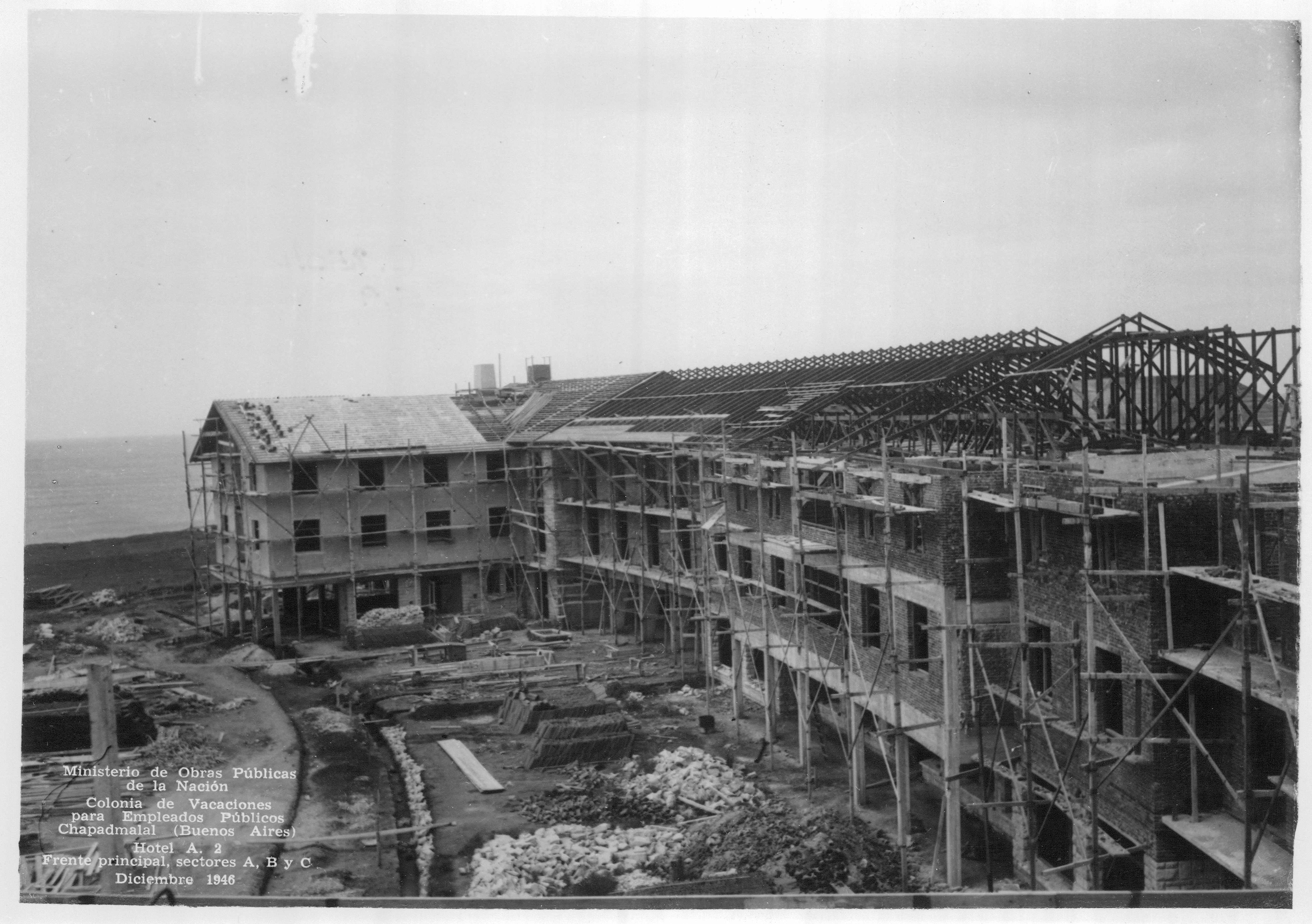 En el año 1946, en un paisaje vacío de presencia humana, el Ministerio de obras Públicas construía unos edificios gigantes en los que miles y miles pasarían temporadas inolvidables: la entonces llamada Colonia de vacaciones para empleados públicos Chapadmalal. ESTRELLA HERRERA En el año 1946, en un paisaje vacío de presencia humana, el Ministerio de obras Públicas construía unos edificios gigantes en los que miles y miles pasarían temporadas inolvidables: la entonces llamada Colonia de vacaciones para empleados públicos Chapadmalal. ESTRELLA HERRERA