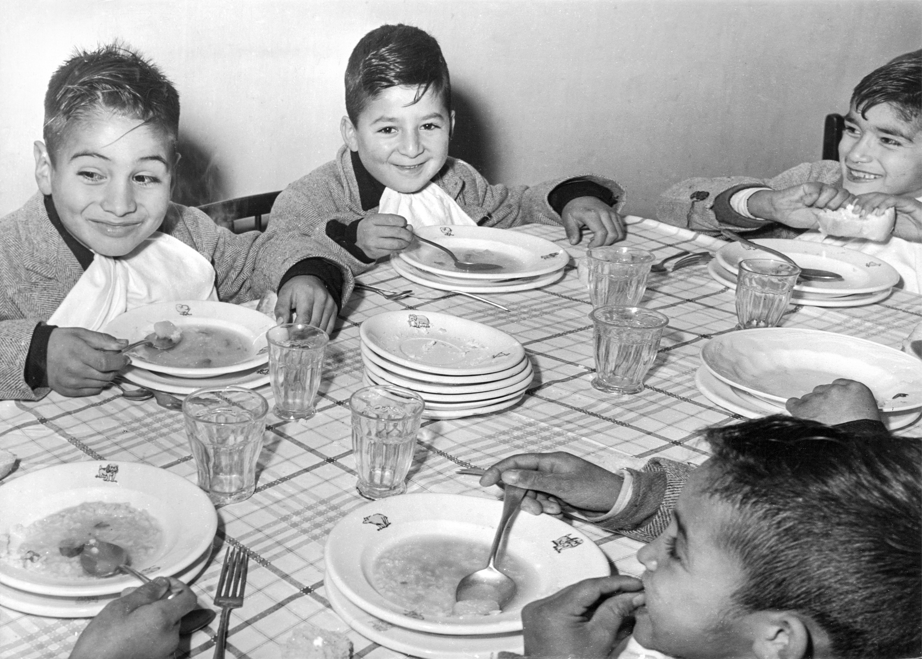 Unos niños toman una sopa humeante en la Colonia de vacaciones Chapadmalal, llevados por la Fundación Eva Perón, allá por los años 50. ESTRELLA HERRERA