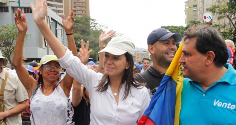 María Corina Machado lideró en 2019 protestas multitudinarias en Caracas. Su figura, marcada por la confrontación con el régimen chavista, se consolidó como símbolo de resistencia en Venezuela. VOA / CC María Corina Machado lideró en 2019 protestas multitudinarias en Caracas. Su figura, marcada por la confrontación con el régimen chavista, se consolidó como símbolo de resistencia en Venezuela. VOA / CC