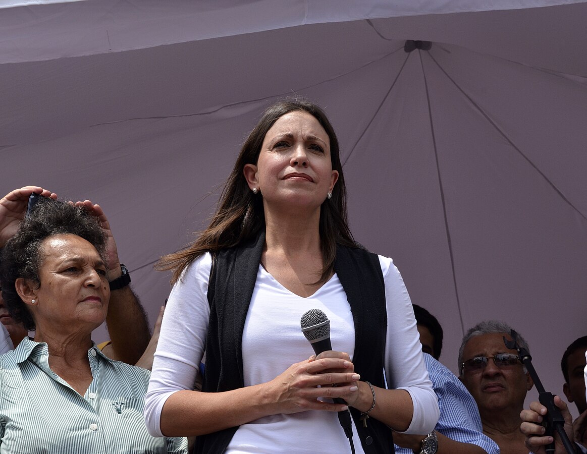 María Corina Machado durante un acto del Foro Penal Venezolano en Las Mercedes, Caracas, en 2014, cuando el gobierno de Nicolás Maduro enfrentaba las primeras grandes protestas opositoras. CARLOS DÍAZ / CC