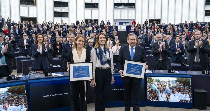 El Parlamento Europeo rinde homenaje a Edmundo González Urrutia y María Corina Machado en diciembre de 2024, reconociendo su papel en la defensa de la democracia venezolana. EUROPEAN UNION El Parlamento Europeo rinde homenaje a Edmundo González Urrutia y María Corina Machado en diciembre de 2024, reconociendo su papel en la defensa de la democracia venezolana. EUROPEAN UNION