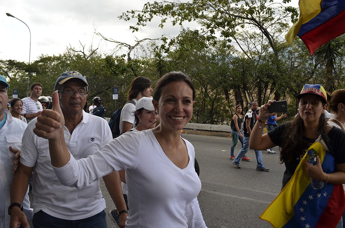 María Corina Machado durante una protesta opositora en Caracas en 2014,. Una década después ha recibido el Premio Nobel de la Paz desde la clandestinidad. CARLOS DÍAZ / CC