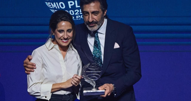 El escritor Juan del Val, ganador del Premio Planeta 2025 con la novela 'Vera', y la autora Ángela Banzas, finalista con 'Cuando el viento hable'. GRUPO PLANETA El escritor Juan del Val, ganador del Premio Planeta 2025 con la novela 'Vera', y la autora Ángela Banzas, finalista con 'Cuando el viento hable'. GRUPO PLANETA