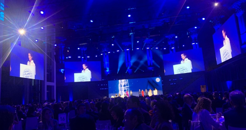 Un momento de la gala del Premio Planeta 2025, durante la intervención de la escritora Ángela Banzas. Un momento de la gala del Premio Planeta 2025, durante la intervención de la escritora Ángela Banzas.