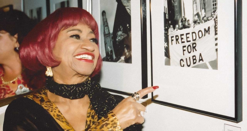 Celia Cruz ante una fotografía con el lema “Freedom for Cuba”, reflejo de su vida marcada por el exilio. CELIACRUZ.COM Celia Cruz ante una fotografía con el lema “Freedom for Cuba”, reflejo de su vida marcada por el exilio. CELIACRUZ.COM