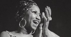 Celia Cruz durante una actuación en 1977. En 2025 se celebra el centenario de su nacimiento, recordando su legado como emblema universal de la música latina. CELIACRUZ.COM