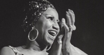 Celia Cruz durante una actuación en 1977. En 2025 se celebra el centenario de su nacimiento, recordando su legado como emblema universal de la música latina. CELIACRUZ.COM
