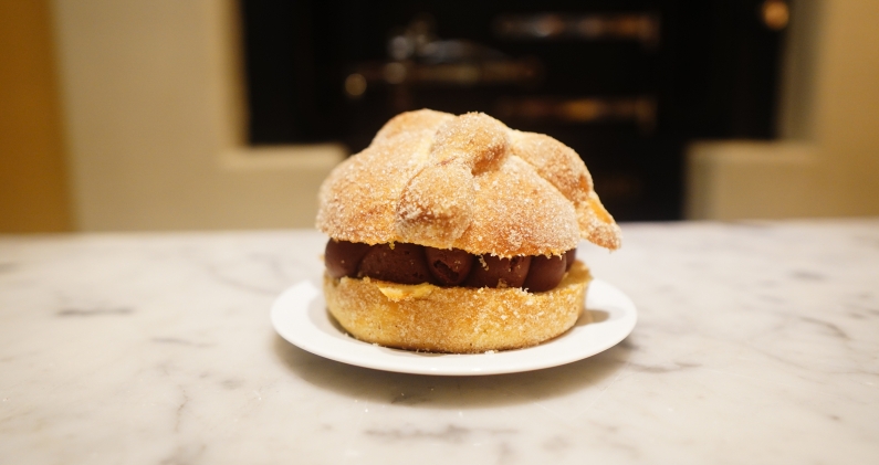 Pan de muerto de la Pastelería Amado, con relleno de chocolate y avellana. DTP