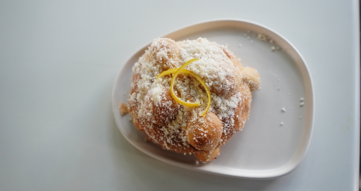 Pan de muerto de María La Fortunata, elaborado con flor de azahar y ralladura de naranja. DTP