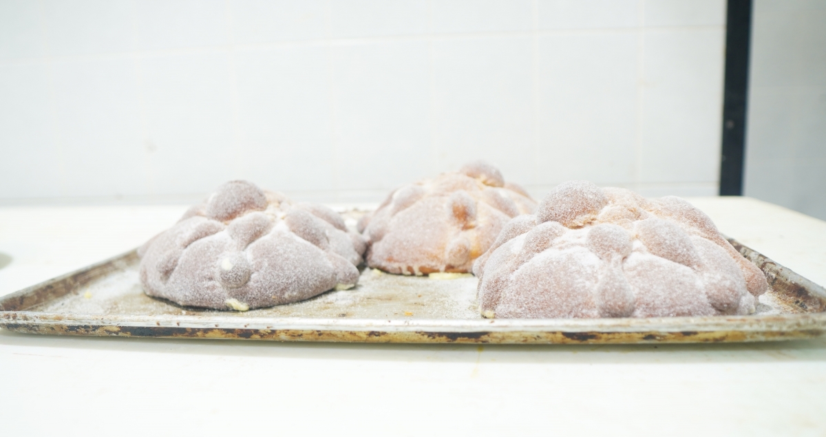 Pan de muerto tradicional de Vasconia, la panadería más antigua de Ciudad de México, elaborada con la receta original. DTP