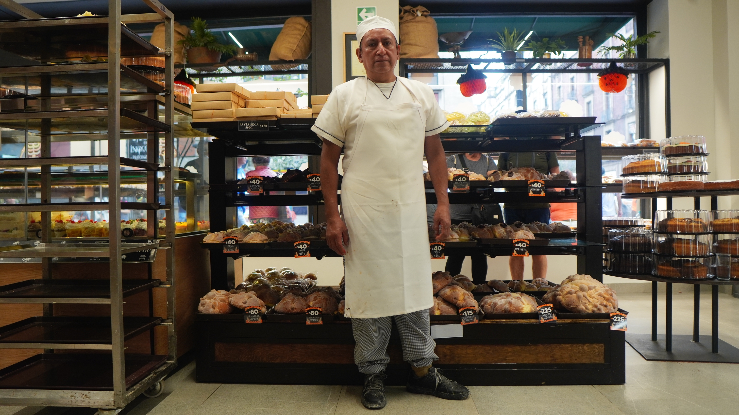 Joel Ochoa Jardines, maestro panadero de Vasconia —la panadería más antigua de Ciudad de México—, mantiene viva una tradición que ha pasado de generación en generación. DIEGO TORRES PANTIN