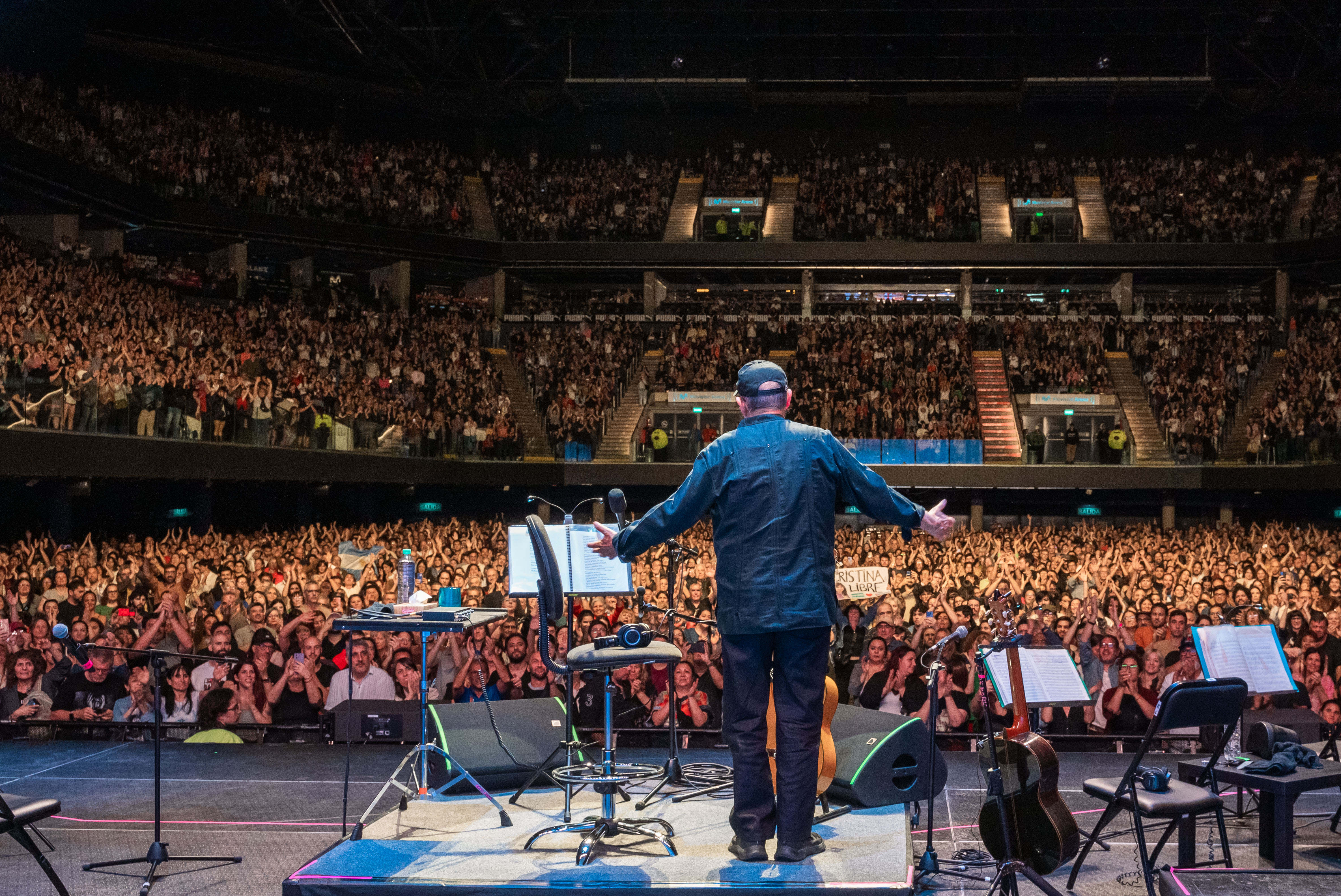 Silvio Rodríguez saluda al público en su regreso a Buenos Aires tras casi una década, durante su concierto en el Movistar Arena el 11 de octubre de 2025. KALORAN SANTOS CABRERA