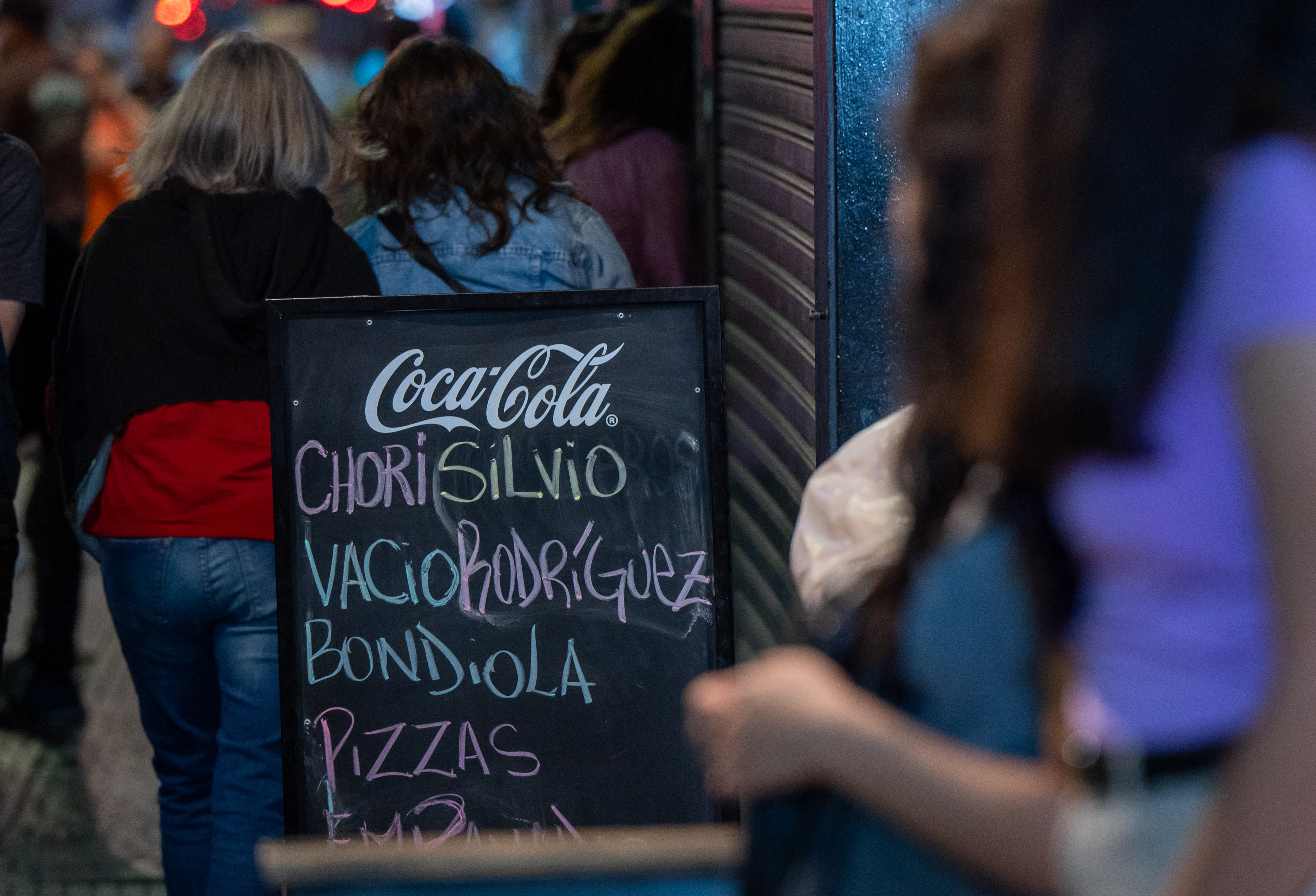 Un bar ofrece “chorisilvio” y “vacío Rodríguez” la noche del regreso de Silvio a Buenos Aires. KALOIAN SANTOS CABRERA Un bar ofrece “chorisilvio” y “vacío Rodríguez” la noche del regreso de Silvio a Buenos Aires. KALOIAN SANTOS CABRERA