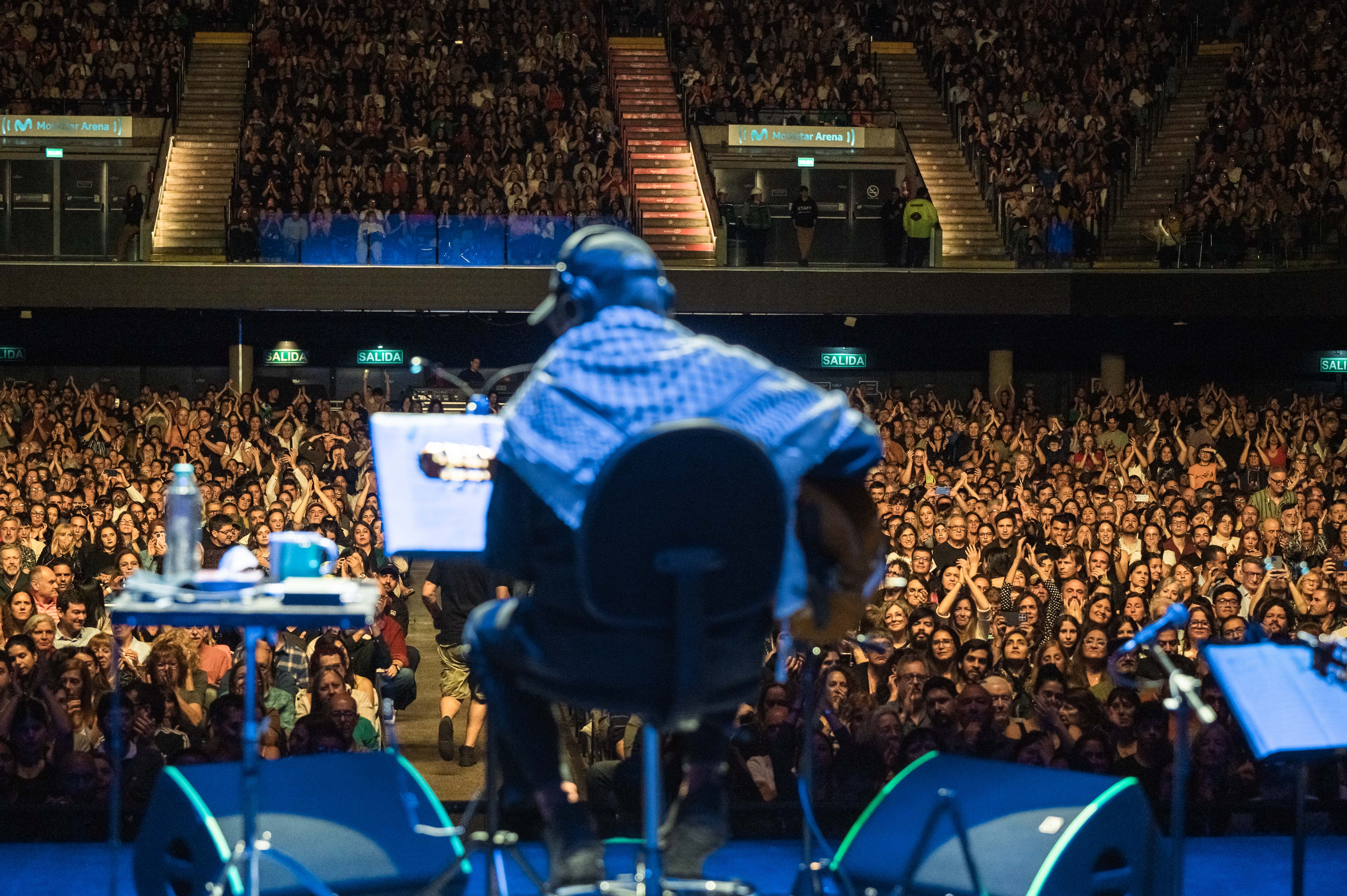 El público del Movistar Arena de Buenos Aires escucha atento a Silvio Rodríguez. KALOIAN SANTOS CABRERA