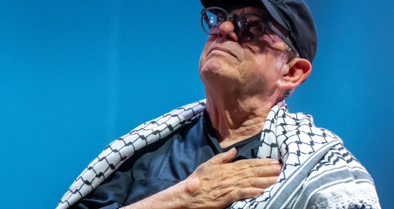 Silvio Rodríguez luce una kufiya palestina sobre los hombros tras recitar un poema en solidaridad con Palestina. KALOIAN SANTOS CABRERA Silvio Rodríguez luce una kufiya palestina sobre los hombros tras recitar un poema en solidaridad con Palestina. KALOIAN SANTOS CABRERA