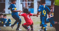 Niñas y niños comparten cancha en un partido mixto entre River y Boca. La integración en el fútbol infantil argentino crece año a año. TITINICOLA