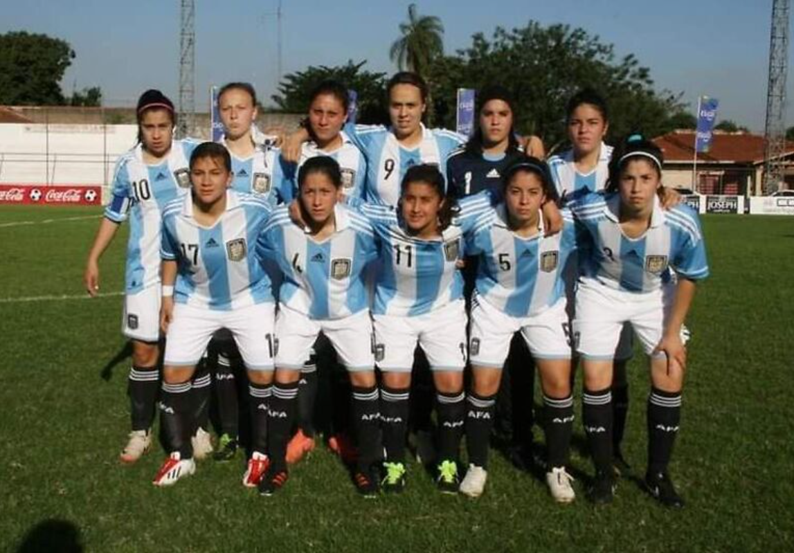 Brenda Molinas (segunda desde la derecha, arriba), durante su etapa en la Selección Argentina juvenil. CORTESÍA