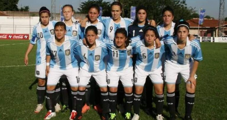 Brenda Molinas (segunda desde la derecha, arriba), durante su etapa en la Selección Argentina juvenil. CORTESÍA