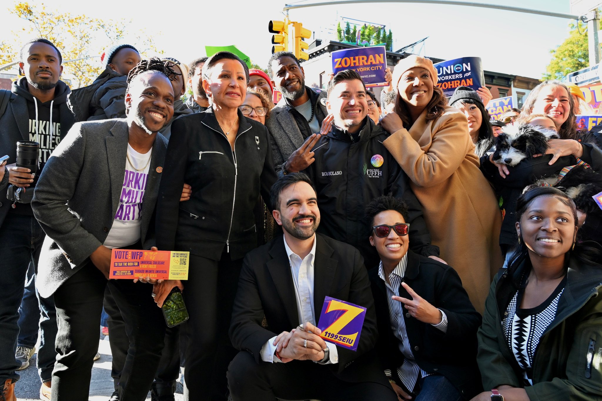 Zohran Mamdani durante la campaña electoral, junto a la fiscal general de Nueva York, Tish James, y simpatizantes en un acto en Brooklyn. @TISHJAMES