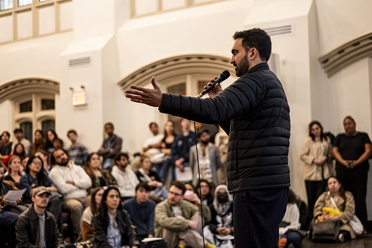 Zohran Mamdani en un acto organizado por los Socialistas Democráticos de América en la Church of the Village, Nueva York. 