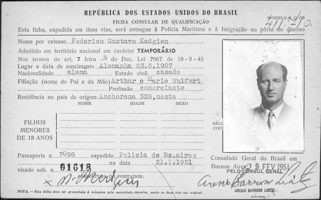 Ficha de inmigración de Friedrich Gustav Kadgien emitida en 1951 por el Consulado de Brasil en Buenos Aires, donde figura como “Federico Gustavo Kadgien”. ARQUIVO NACIONAL