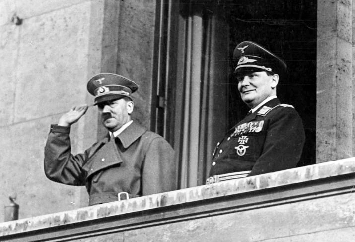 Adolf Hitler y Hermann Göring en el balcón de la Cancillería del Reich tras la anexión de Austria, marzo de 1938. ARQUIVO FEDERAL ALEMÁN.