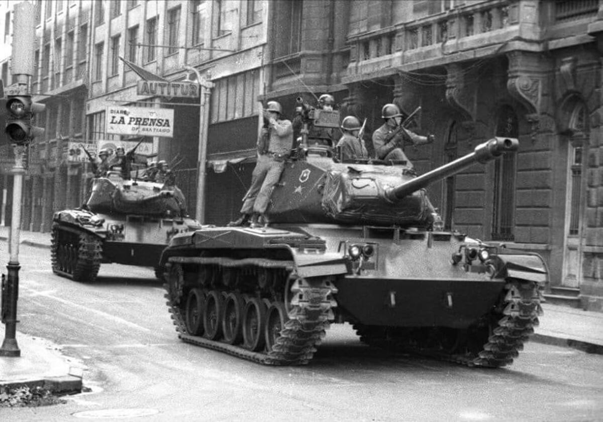 Un tanque M41 Walker Bulldog de la caballería blindada chilena cerca del Palacio de La Moneda durante el golpe de Estado de 1973. GOODVIBES / CC