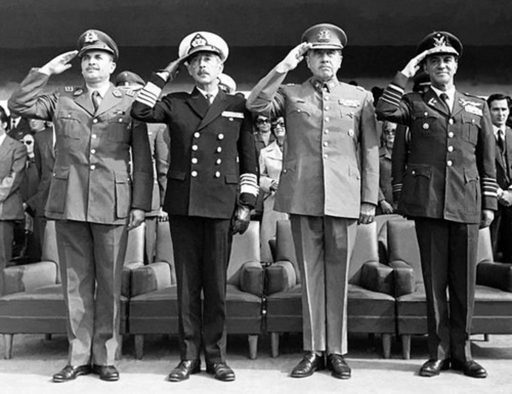 La Junta Militar chilena tras el golpe de Estado de 1973: Mendoza, Merino, Pinochet y Leigh. CC La Junta Militar chilena tras el golpe de Estado de 1973: Mendoza, Merino, Pinochet y Leigh. CC