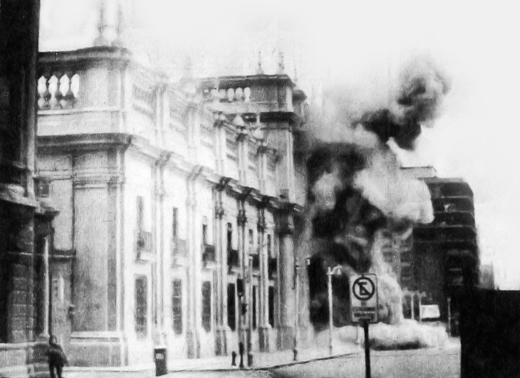 Bombardeo del Palacio de La Moneda durante el golpe de Estado del 11 de septiembre de 1973, una herida que aún atraviesa Chile. BIBLIOTECA DEL CONGRESO NACIONAL DE CHILE