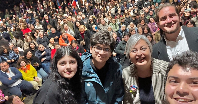 Jeannette Jara, candidata de la coalición de centroizquierda, durante su visita a Talcahuano en campaña. MICHUPETO Jeannette Jara, candidata de la coalición de centroizquierda, durante su visita a Talcahuano en campaña. MICHUPETO