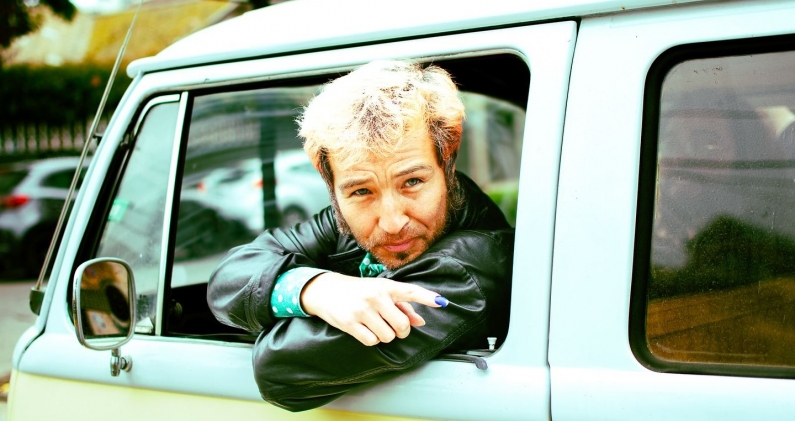 El músico chileno Chinoy mantiene una trayectoria marcada por la errancia, la independencia creativa y su vínculo con la poesía. CORTESÍA El músico chileno Chinoy mantiene una trayectoria marcada por la errancia, la independencia creativa y su vínculo con la poesía. CORTESÍA