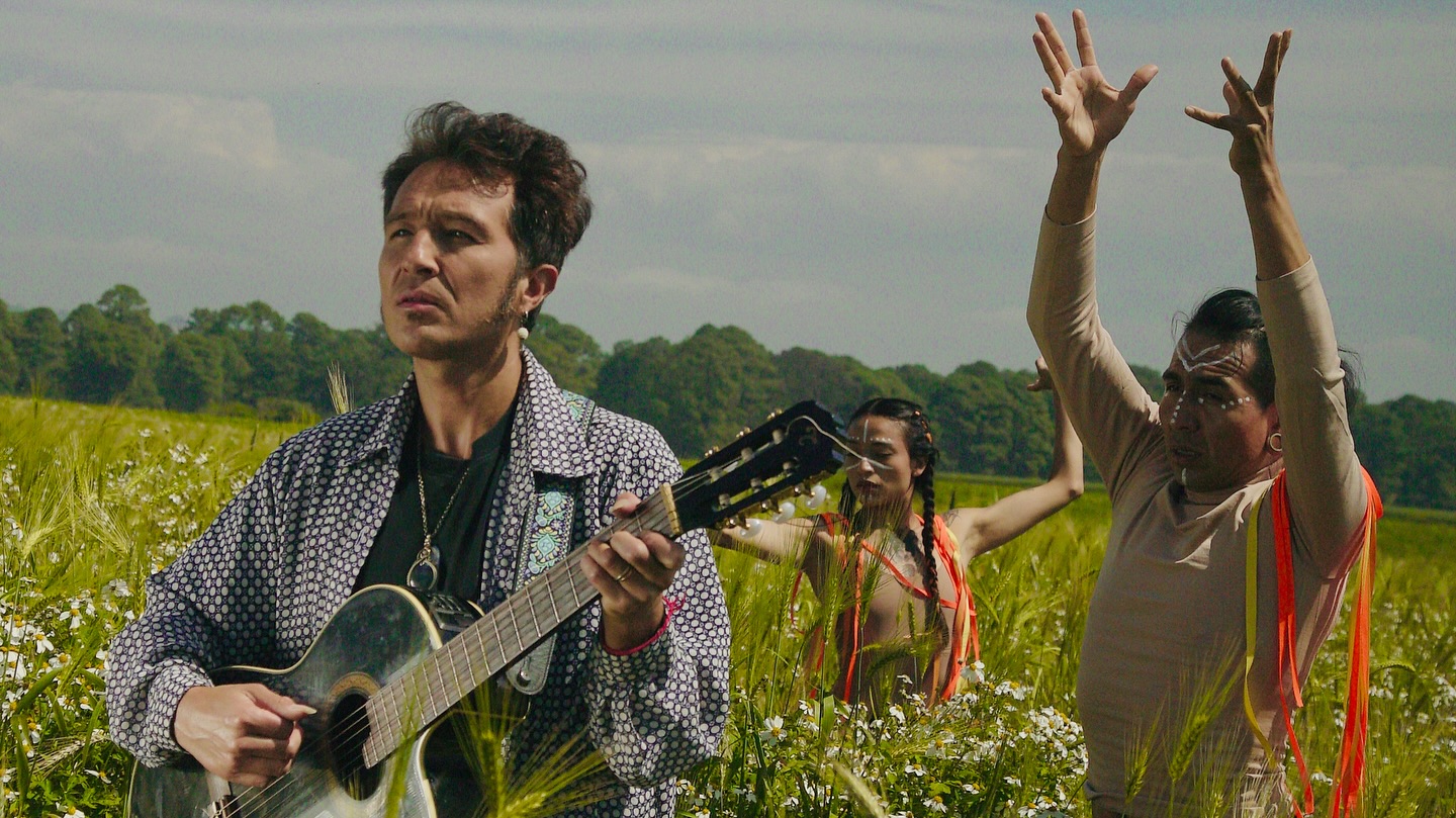 Chinoy, cantautor y poeta chileno, mezcla lirismo, intuición y una estética nómada que atraviesa toda su obra. @CHINOYOFICIAL