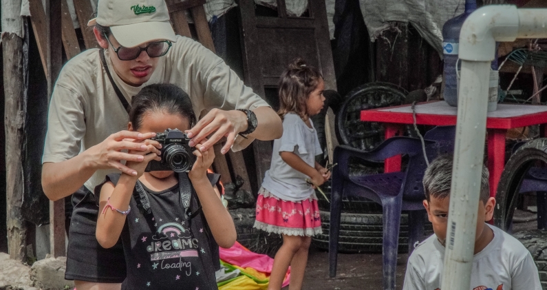 Mary Barrios, fotógrafa de la Universidad Nacional de Colombia apoyando uno de los espacios con niños de una comunidad rural. MTQ Mary Barrios, fotógrafa de la Universidad Nacional de Colombia apoyando uno de los espacios con niños de una comunidad rural. MTQ