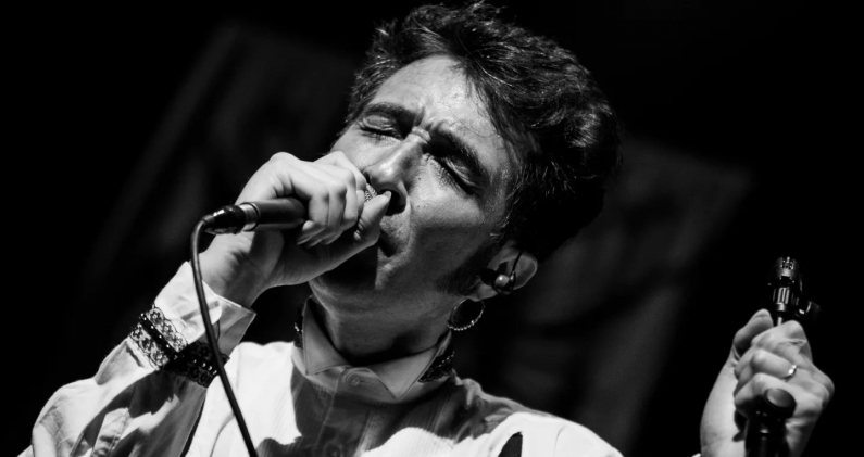 Chinoy, cantautor chileno, vive actualmente en la vieja Tenochtitlán, México, donde continúa desarrollando su obra musical y poética. @CHINOYOFICIAL Chinoy, cantautor chileno, vive actualmente en la vieja Tenochtitlán, México, donde continúa desarrollando su obra musical y poética. @CHINOYOFICIAL