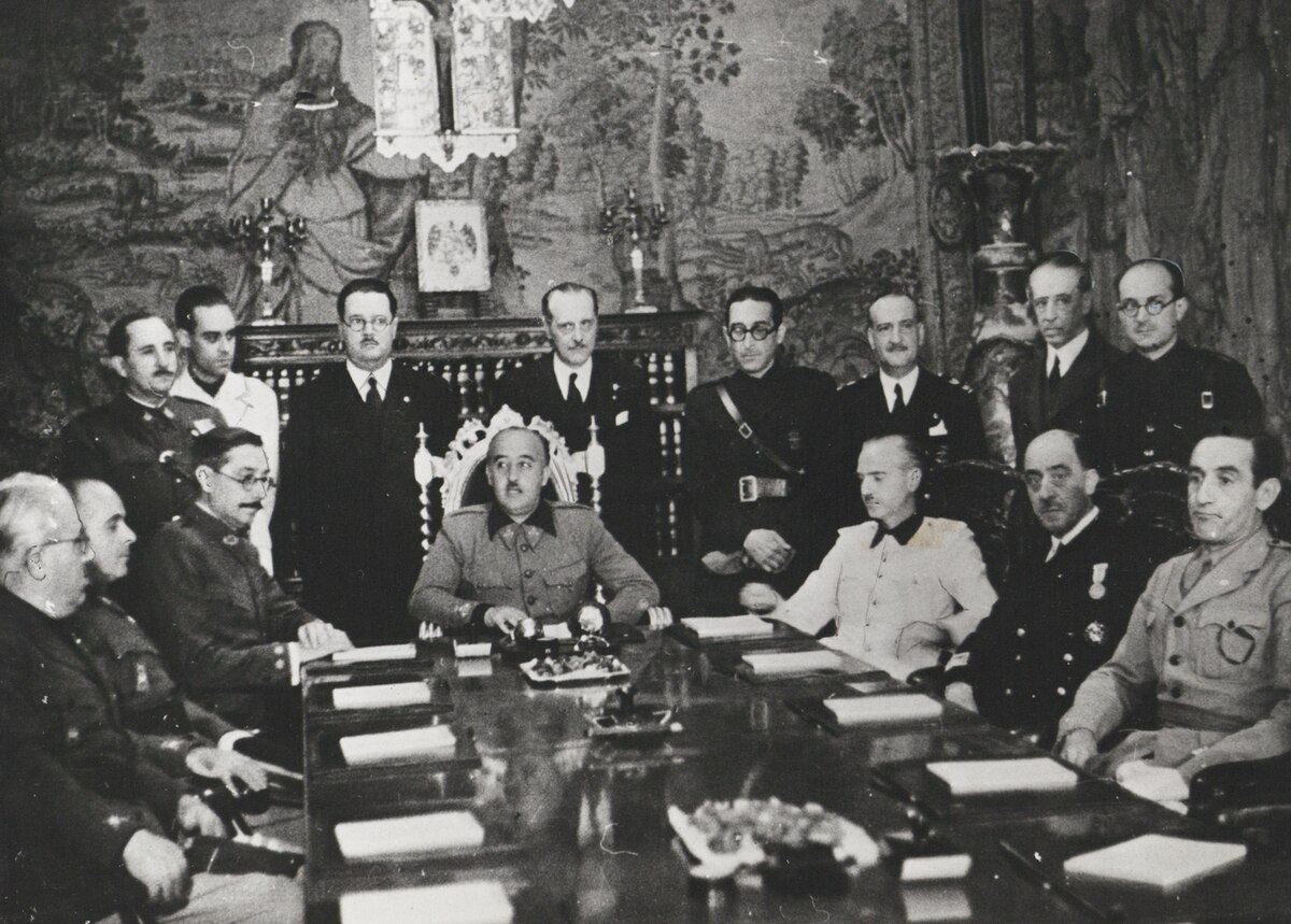 Francisco Franco preside la primera reunión de gobierno tras el final de la Guerra Civil, el 17 de agosto de 1939. ARCHIVO