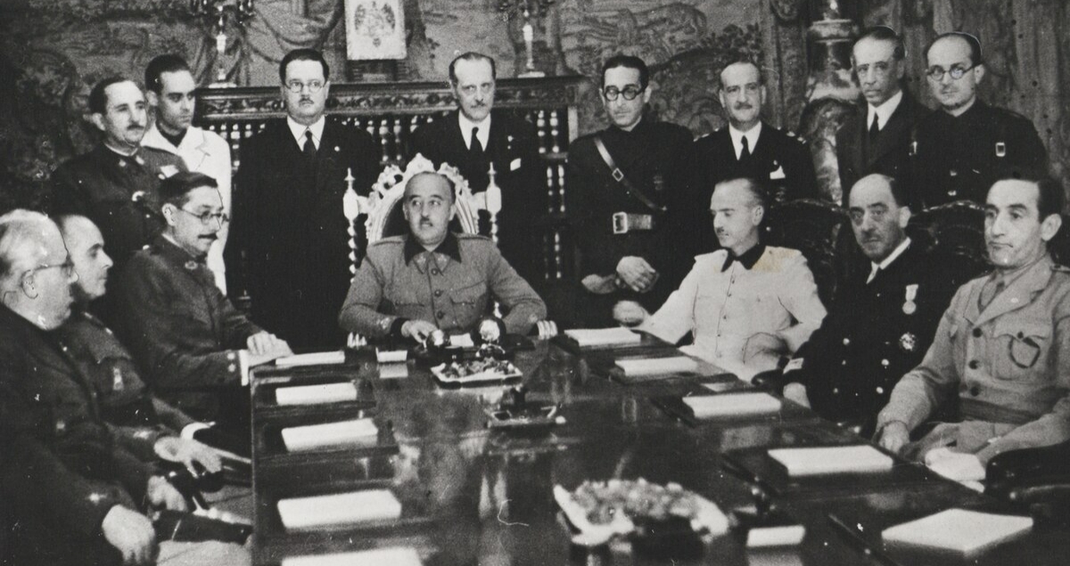 Francisco Franco preside la primera reunión de gobierno tras el final de la Guerra Civil, el 17 de agosto de 1939. ARCHIVO Francisco Franco preside la primera reunión de gobierno tras el final de la Guerra Civil, el 17 de agosto de 1939. ARCHIVO
