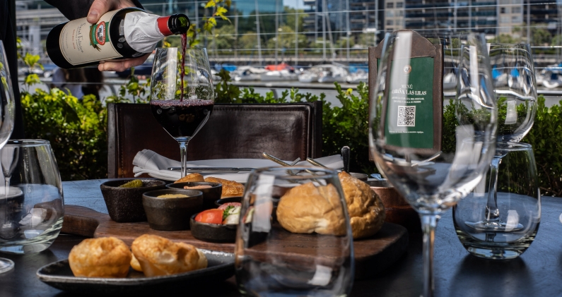Las vistas sobre los diques de Puerto Madero desde el restaurante Cabaña Las Lilas. CORTESÍA Las vistas sobre los diques de Puerto Madero desde el restaurante Cabaña Las Lilas. CORTESÍA