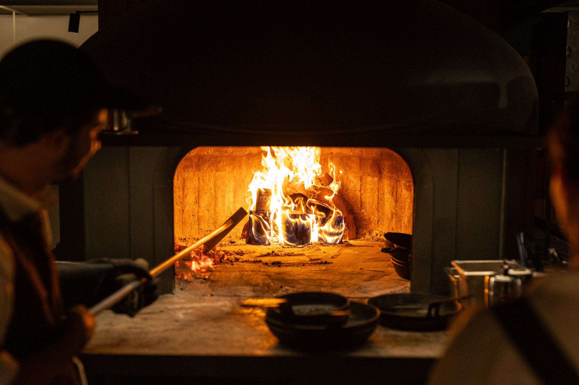 El horno de leña de Ness, restaurante de Palermo, resume la fuerza del fuego en la gastronomía argentina y su creciente sofisticación. CORTESÍA