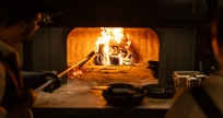 El horno de leña de Ness, restaurante de Palermo, resume la fuerza del fuego en la gastronomía argentina y su creciente sofisticación. CORTESÍA