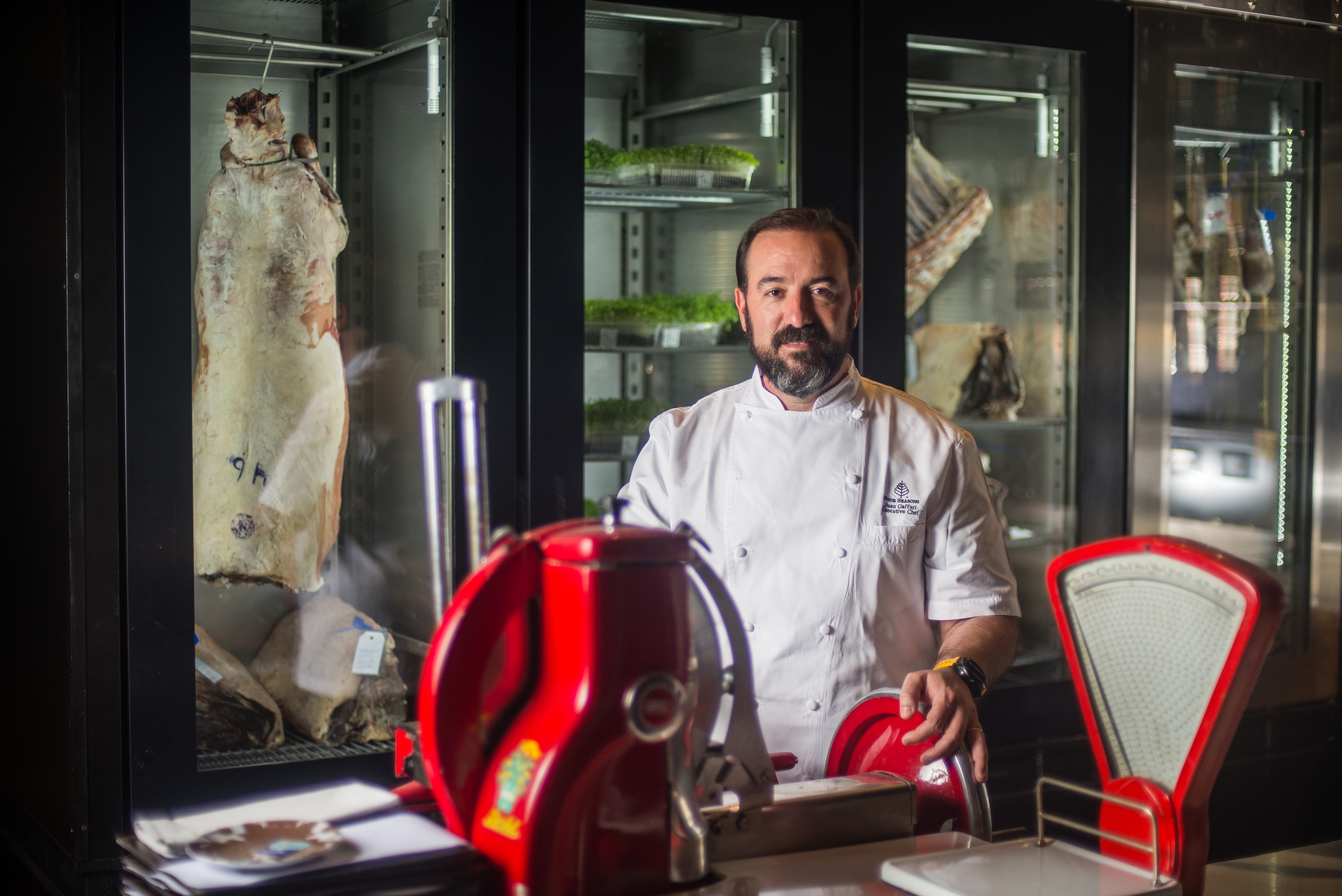Juan Gafuri en Elena, el restaurante del Four Seasons, donde las carnes maduradas son sello de la casa. CORTESÍA