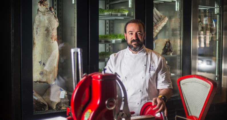 Juan Gafuri en Elena, el restaurante del Four Seasons, donde las carnes maduradas son sello de la casa. CORTESÍA Juan Gafuri en Elena, el restaurante del Four Seasons, donde las carnes maduradas son sello de la casa. CORTESÍA