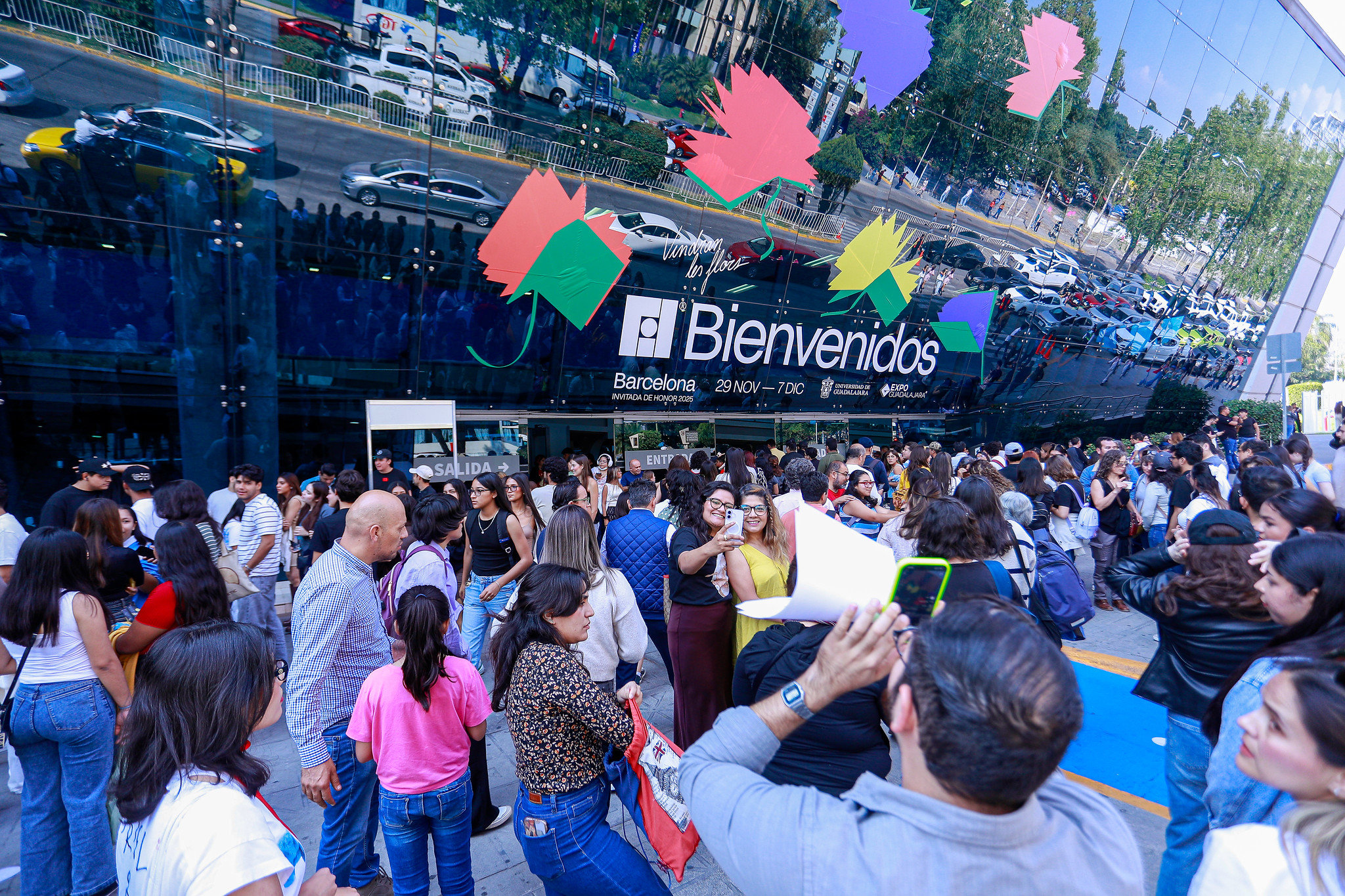 Ambiente de ingreso a la Feria Internacional del Libro de Guadalajara en 2025, en una edición que recibe a Barcelona como Invitada de Honor. FIL / CARLOS ZEPEDA