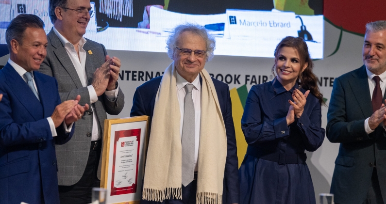El escritor Amin Maalouf recibe el Premio FIL de Literatura en Lenguas Romances en la FIL 2025. FIL / NATALIA FREGOSO