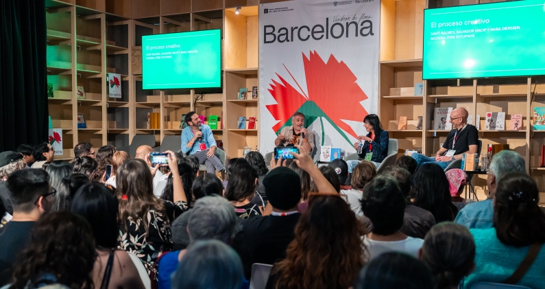 Actividad sobre el proceso creativo en el Pabellón de Barcelona durante la FIL 2025. FIL / NABIL QUINTERO