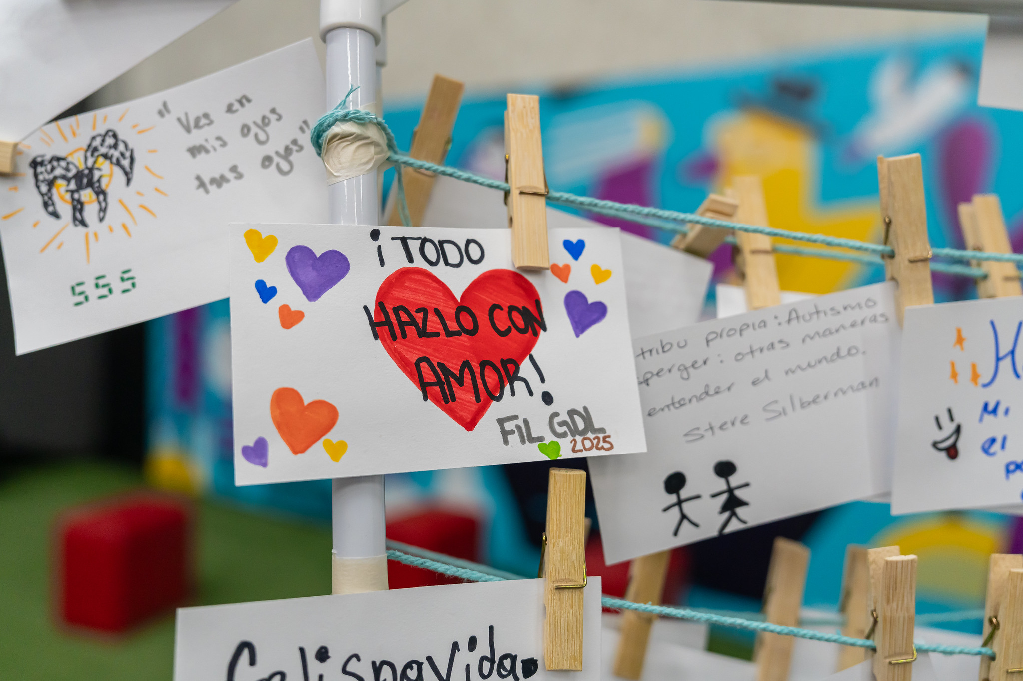 Mensajes creados por el público en una instalación participativa de la FIL 2025. FIL / NABIL QUINTERO