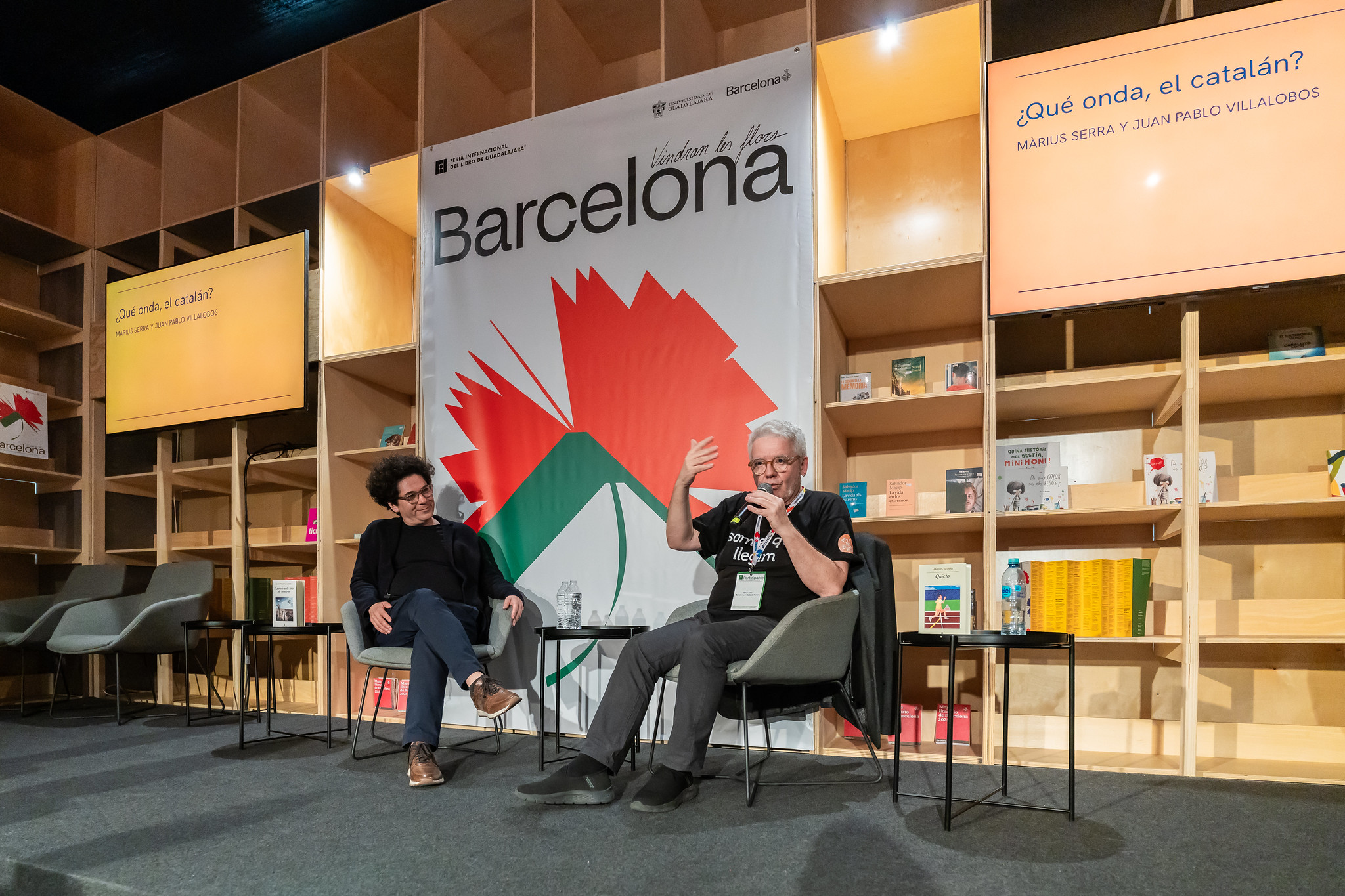 Màrius Serra y Juan Pablo Villalobos en la charla “¿Qué onda, el catalán?” durante la FIL 2025. FIL / NABIL QUINTERO
